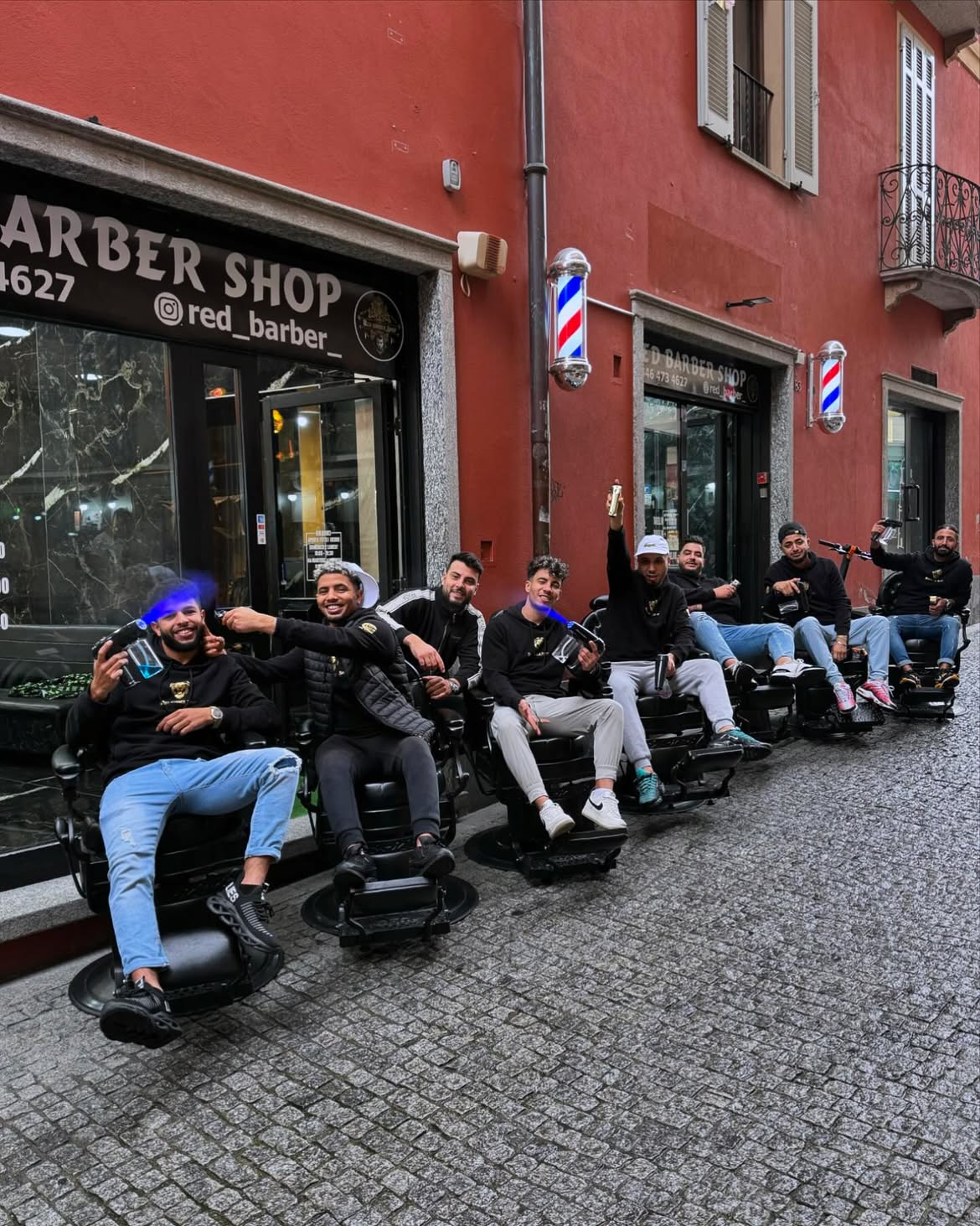 Il team di Red Barber Shop davanti al locale di Intra