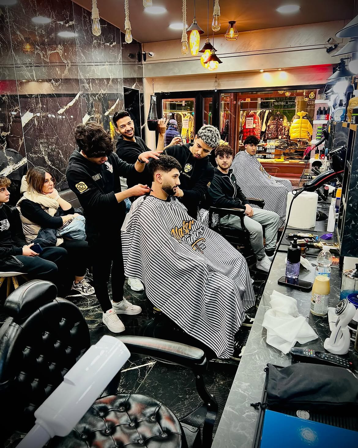 Il salone Red Barber Shop al lavoro